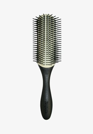 Die Haarbürste mit schwarzem Griff verfügt über ein Zweireihendesign mit Plastikborsten auf einem weißen Untergrund. Robuste Konstruktion, die sich gut zum Entwirren eignet.