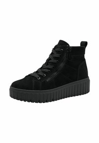 Schwarze Wildleder-High-Top-Sneaker mit einer strukturierten Plateausohle, ausgestattet mit vorderen Schnürsenkeln und einem seitlichen Reißverschluss. Verstärkete Nähte als Akzent.