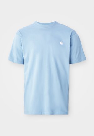 T-shirt in cotone azzurro chiaro con maniche corte e scollo rotondo, caratterizzato da un piccolo logo bianco sul petto. Tessuto morbido, vestibilità rilassata.