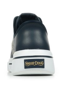 Mornarski kožni tenisica s bijelim potplatom, s zlatnim logotipom "Snoop Dogg" na peti i teksturiranim detaljima sa strane.