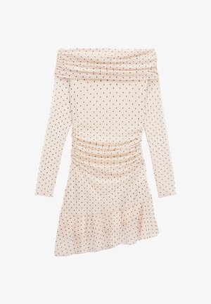 Vestito beige con spalle scoperte e maniche lunghe, pois marroni, vita arricciata e orlo asimmetrico con volant.