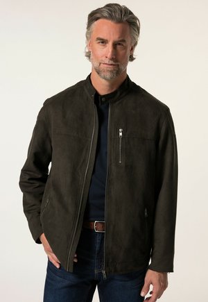 Chaqueta de ante sintético verde oscuro, con cierre frontal, cuello alto, dos bolsillos laterales, un bolsillo en el pecho, textura suave, diseño moderno.