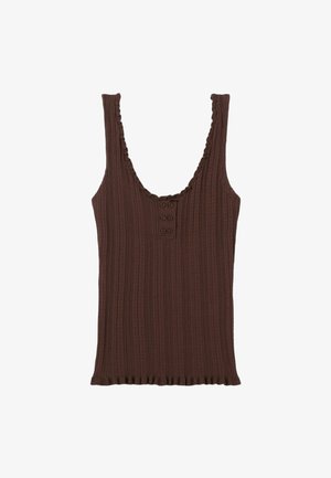 Top marrón acanalado con tirantes anchos, escote redondeado, detalle de botones en el frente y dobladillo con volantes en la parte inferior.