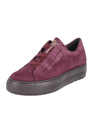 Zapatilla de ante granate con suela gruesa de goma negra, cordones elásticos y solapa lateral decorativa que cubre parte de la parte superior del zapato.