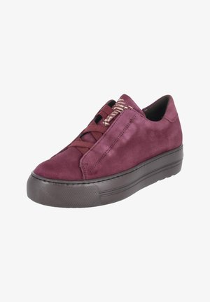 Zapatilla de ante granate con suela gruesa de goma negra, cordones elásticos y solapa lateral decorativa que cubre parte de la parte superior del zapato.