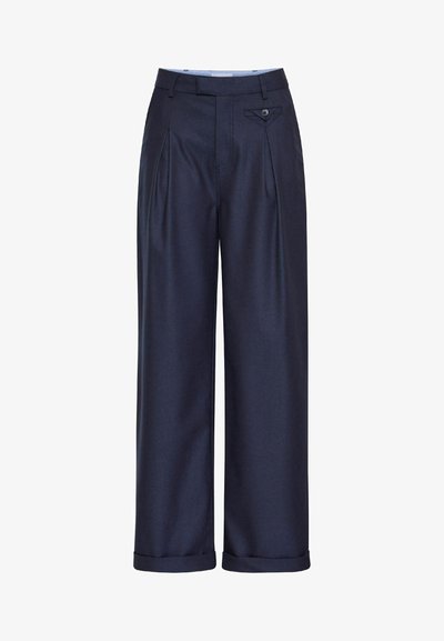 Morske modre hlače iz gladkega materiala, z visokim pasom, širokimi nogavicami, sprednjimi gubami in eno dekorativno gumbom na žepu.