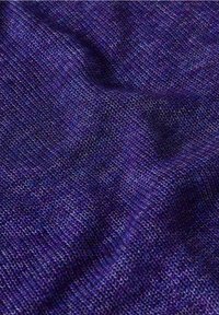 Neulekangas syvän violetin eri sävyissä, jossa on tekstuuripinta ja hieman epätasainen kudonta. Ihanteellinen vaatteille tai asusteille.
