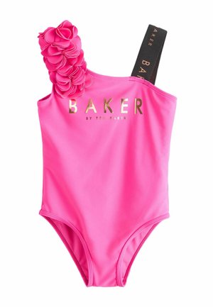 Rosa einseitiger Badeanzug mit Blumenrüschen am linken Träger und schwarzem rechten Träger, goldener Schriftzug "BAKER by Ted Baker" vorne.