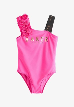 Růžové jednodílné plavky s jedním ramínkem, květinové volánky na levém ramínku a černé pravé ramínko, zlatý nápis „BAKER by Ted Baker“ na přední straně.