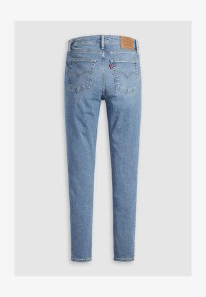 Jeans in denim azzurro chiaro con una vestibilità slim, caratterizzati da una patch in pelle sulla vita e due tasche posteriori con dettagli di cucitura sottili.