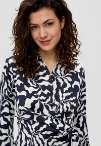 Langärmliges Hemd mit einem navy-weißen, wellenförmigen Blumenmuster, strukturiertem Stoff, Knopfleiste und tailliertem Schnitt.