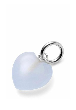 Priesvitný bledomodrý prívesok v tvare srdca s hladkým povrchom pripevnený na malej striebornej slučke.