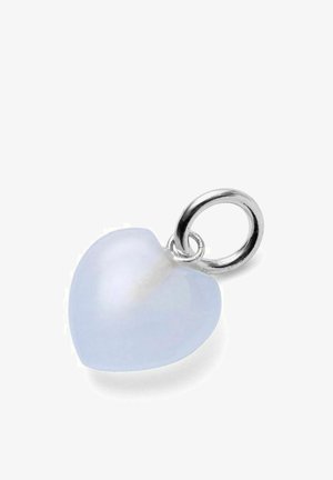 Priesvitný bledomodrý prívesok v tvare srdca s hladkým povrchom pripevnený na malej striebornej slučke.