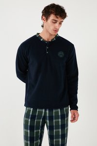 Sötétkék bolyhos hosszú ujjú póló zöld kockás gallérral és gomb részlettel; zöld és sötétkék kockás loungewear nadrággal párosítva.