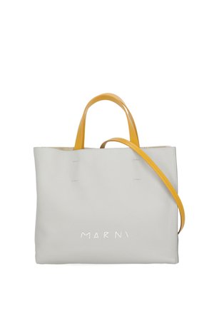 Borsa tote in pelle bianca con manici e tracolla gialli, con il nome del marchio "Marni" sulla parte frontale.