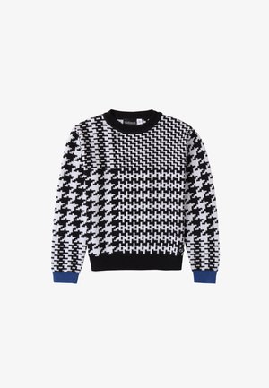 Zwart-wit gebreide trui met een ronde hals, met een mix van ruit- en geometrische ontwerpen, en blauwe geribbelde manchetten.