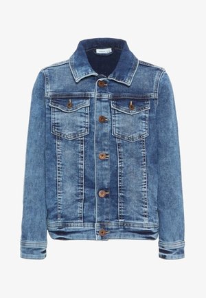 Blå denimjakke med knaplukning foran, to brystlommer med klapper og knapper samt lange ærmer.