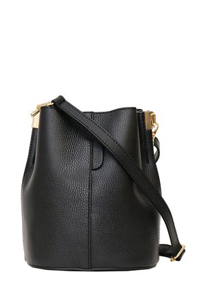 Sac seau en cuir noir avec une surface texturée, matériel doré et bandoulière réglable. Design simple avec un dessus fermé et sans attaches visibles.