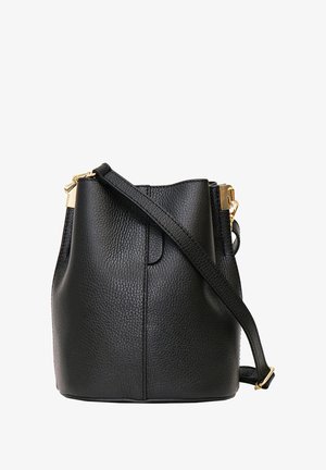Sac seau en cuir noir avec une surface texturée, matériel doré et bandoulière réglable. Design simple avec un dessus fermé et sans attaches visibles.
