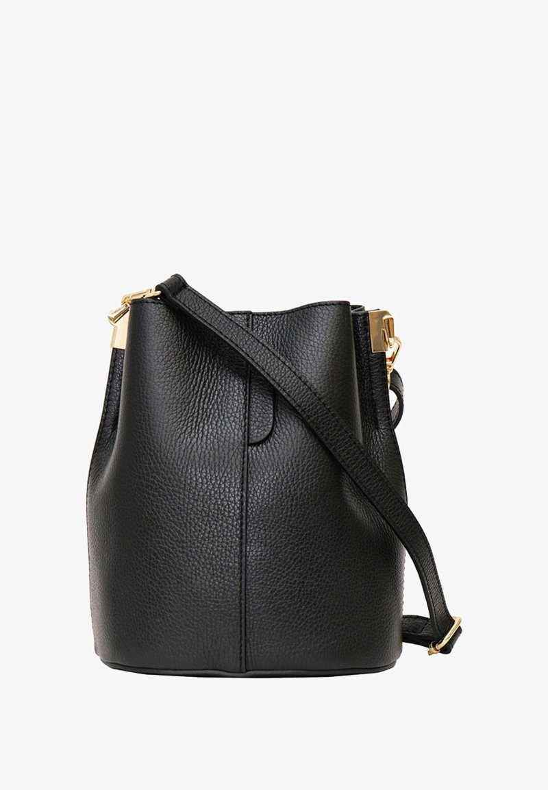 Sac seau en cuir noir avec une surface texturée, matériel doré et bandoulière réglable. Design simple avec un dessus fermé et sans attaches visibles.