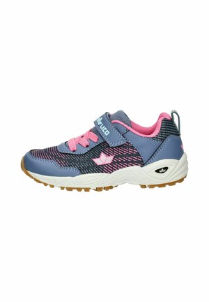 Blaues und rosa Sportschuh eines Kindes mit Klettverschluss, pinken Schnürsenkeln, strukturierter Sohle und atmungsaktiven Mesh-Seitenpaneelen.