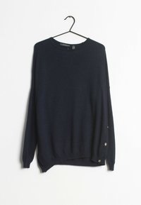 Mörkblått stickat tröja med rund halsringning, långa ärmar och sidoknappar. Mjuk textur med en avslappnad passform och en något rundad nederkant.