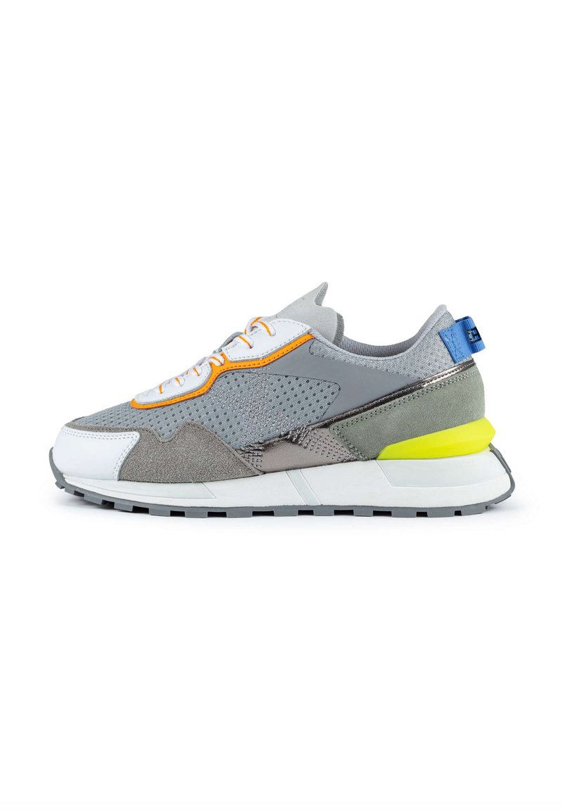 Baskets de sport grises en matériaux mesh et nubuck. Présentent des accents orange et bleu, un talon jaune et une semelle en caoutchouc texturée.