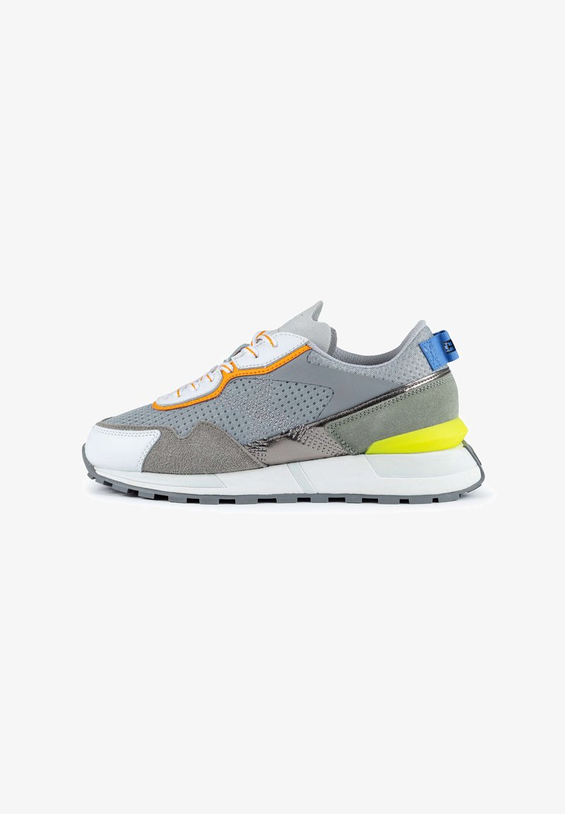 Grå atletiska sneakers med nät- och mockamaterial. Har orangea och blå accenter, en gul häl och en texturerad gummisula.