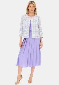 Jasnofioletowa plisowana sukienka w zestawie z białą i niebieską marynarką w kratę z tweedu, posiadającą rękawy do łokci oraz kieszonkowe akcenty.