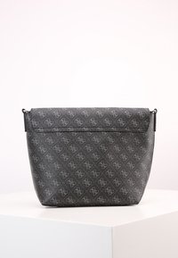 Bolso de hombro sintético gris con un patrón de logo en toda la superficie, solapa plana en la parte superior y una correa ajustable para opciones de transporte versátiles.