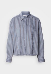 Chemise bleu clair à manches longues avec des rayures verticales noires et blanches, boutonnée devant, col pointu, étalée à plat sur fond blanc.