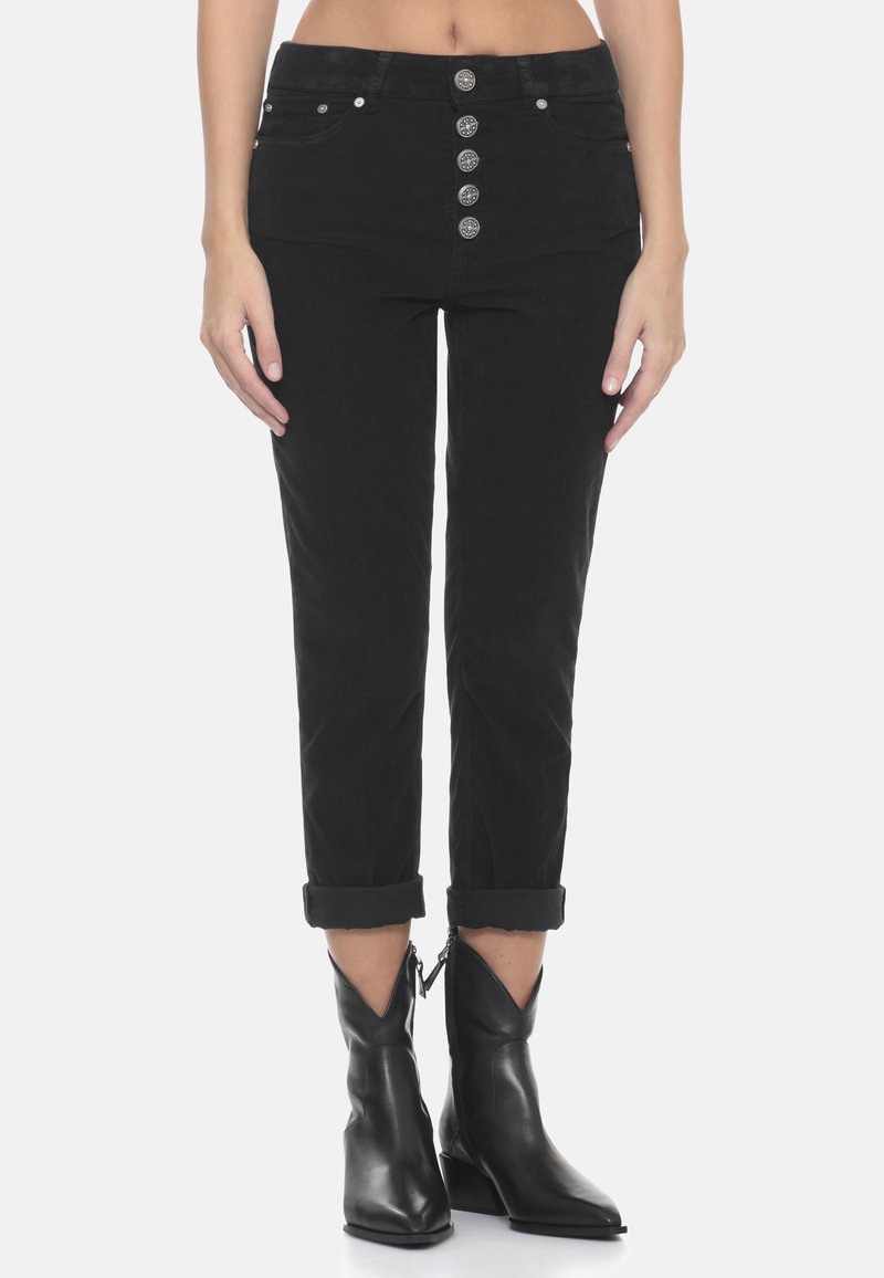 Pantaloni in corduroy neri con vita alta, chiusura frontale a cinque bottoni e orli arrotolati. Presentano accessori in argento e una finitura liscia e strutturata.