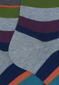 Calzini colorati con bande di grigio, verde, blu e viola, dalla texture morbida e con motivi a strisce distinti di larghezze variabili.