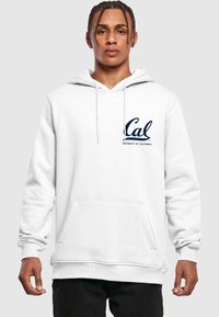 Bílé mikina s kapucí, má přední kapsu a stahovací šňůrku. Obsahuje námořnické logo "Cal" a text "University of California".