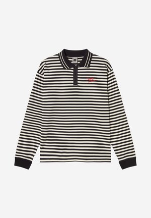 Polo a maniche lunghe a righe orizzontali bianche e nere con colletto nero, bordo con bottoni, polsini e testo ricamato rosso sul petto.