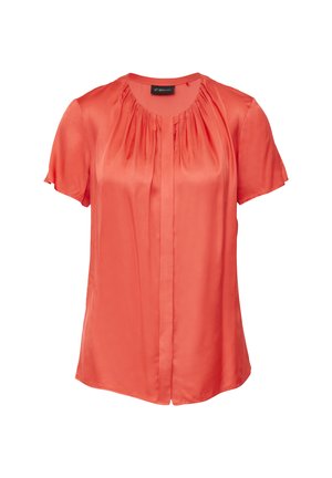 Koraalkleurige zijden blouse met korte mouwen, ronde halslijn en verticale plooien aan de voorkant. Glad textuur met een lichte glans.