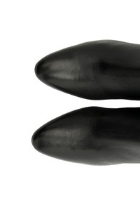 Czarne skórzane botki za kostkę z ostro zakończonym noskiem, o gładkiej teksturze i minimalistycznym designie, charakteryzujące się smukłą sylwetką i zaokrąglonymi krawędziami.