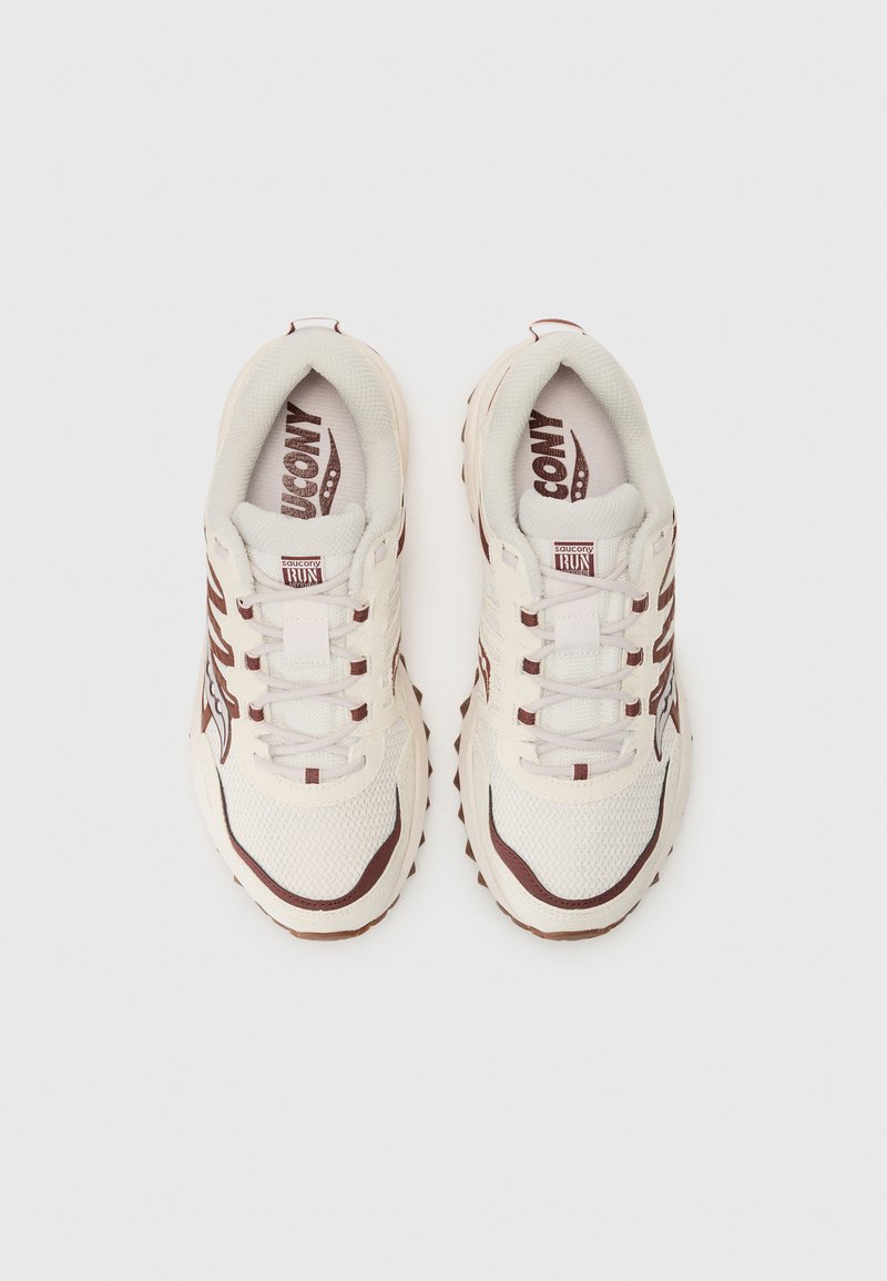 Sneakers bianchi in mesh con accenti marroni, dotati di lacci rotondi, punta rinforzata e suola testurizzata per una migliore aderenza. Marchio visibile sulla linguetta.