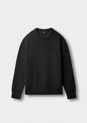 Svart strikket crewneck-genser med lange ermer og ribbestrikkede mansjetter, kant og krage, utstilt flatt på en lys bakgrunn.