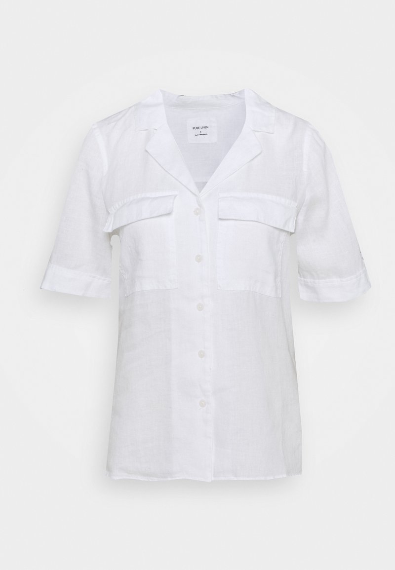 Chemise en lin blanc, manches courtes, col, deux poches poitrine, fermeture à boutons, tissu légèrement texturé, et coupe décontractée.