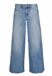 Lichtblauwe wijd-klassige jeans met een voorknop, ritssluiting en ontwerp met vijf zakken, plat weergegeven op een witte achtergrond.