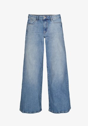 Lichtblauwe wijd-klassige jeans met een voorknop, ritssluiting en ontwerp met vijf zakken, plat weergegeven op een witte achtergrond.