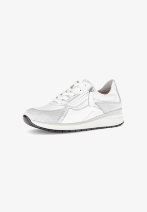 Witte en grijze sneaker met vetersluiting aan de voorkant, zijrits, gestructureerde zool en suède details op een effen witte achtergrond.