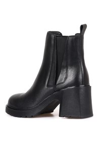 Bottine en cuir noir avec talon haut épais, panneaux latéraux élastiques et languette d'aide au chaussage sur fond blanc.