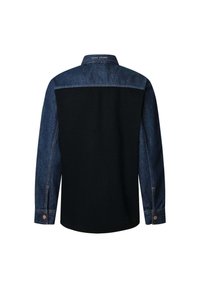 Camicia in denim con corpo nero e yoke in denim scuro, dotata di maniche lunghe e polsini con bottoni. Il colletto è tradizionale con un'etichetta logo sul retro.