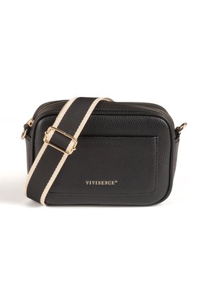 Sac bandoulière en cuir noir avec surface texturée, fermeture zippée et sangle ajustable à rayures beiges. Dispose de quincaillerie dorée et d'un logo.