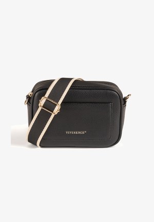 Sac bandoulière en cuir noir avec surface texturée, fermeture zippée et sangle ajustable à rayures beiges. Dispose de quincaillerie dorée et d'un logo.
