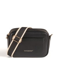 Sac bandoulière en cuir noir avec surface texturée, fermeture zippée et sangle ajustable à rayures beiges. Dispose de quincaillerie dorée et d'un logo.