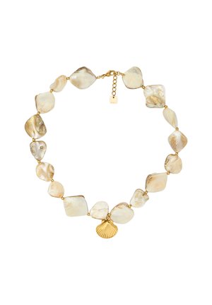 Chunky-Halskette aus unregelmäßig geformten cremefarbenen Muscheln, akzentuiert mit goldfarbenem Zubehör und einem muschelförmigen Anhänger.