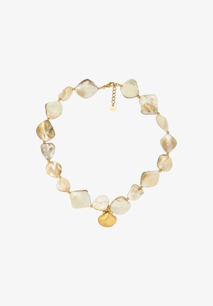 Collier chunky composé de perles en coquillage crème irrégulières, rehaussé de quincaillerie dorée et d'un pendentif en forme de coquillage.